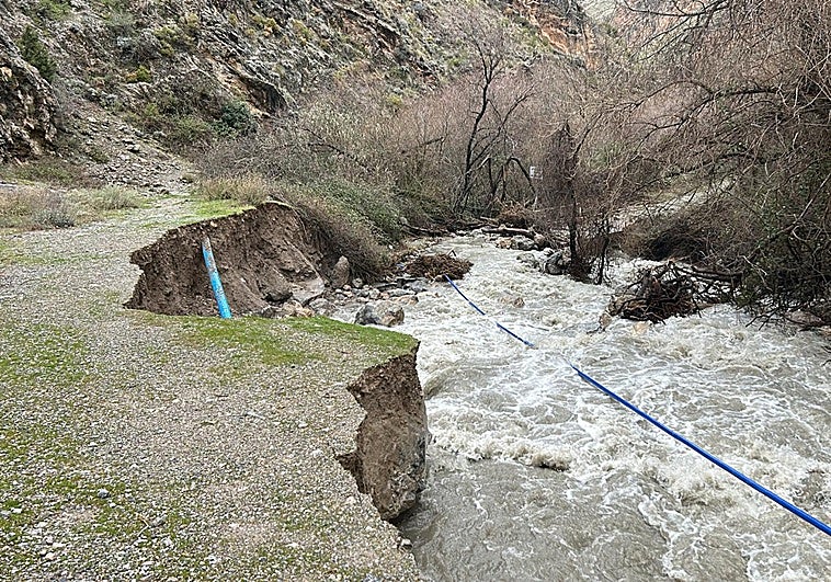 Monachil reparte agua potable al quedar sin suministro viviendas y cortijos por la crecida del río